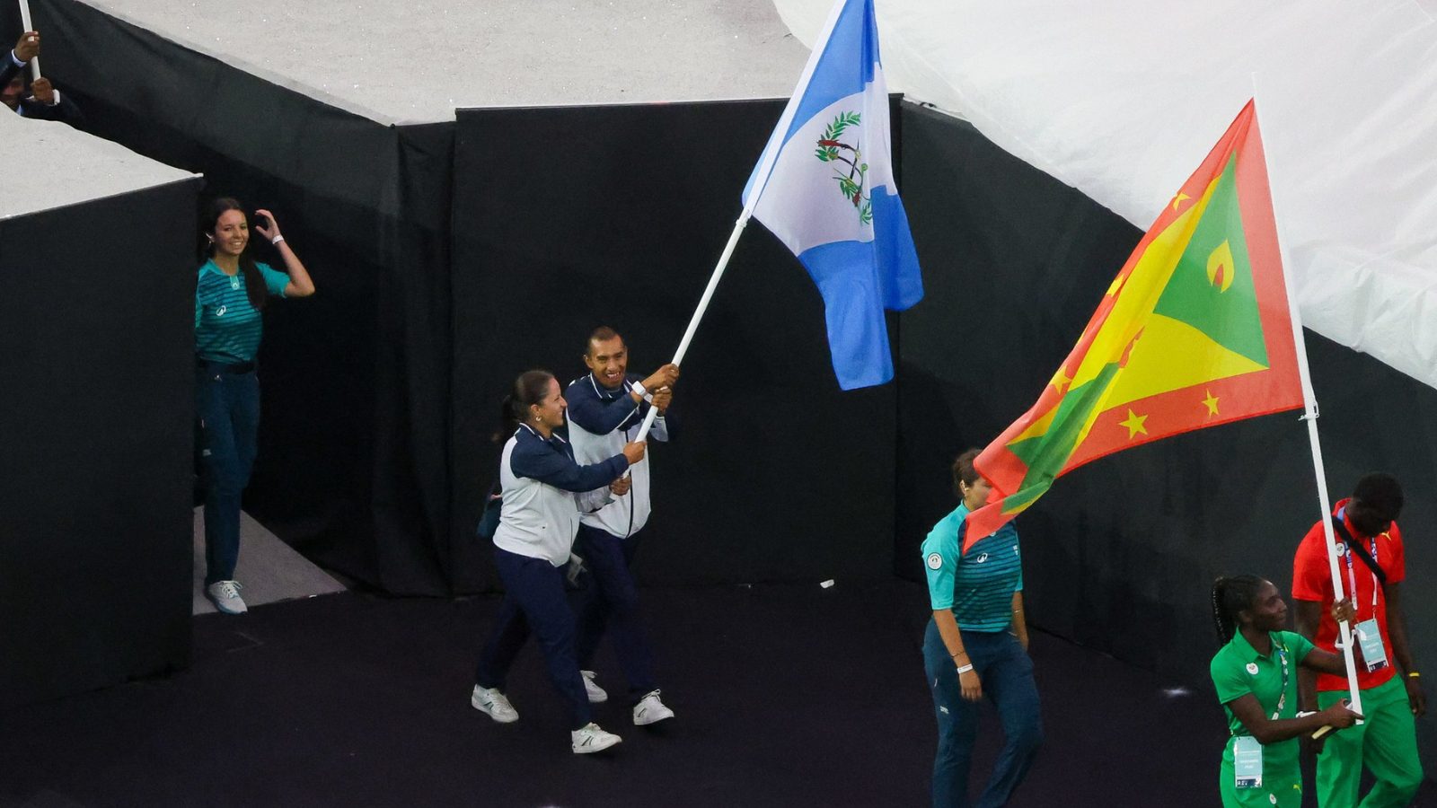 Guatemala deslumbra en clausura de los Juegos Olímpicos de París 2024