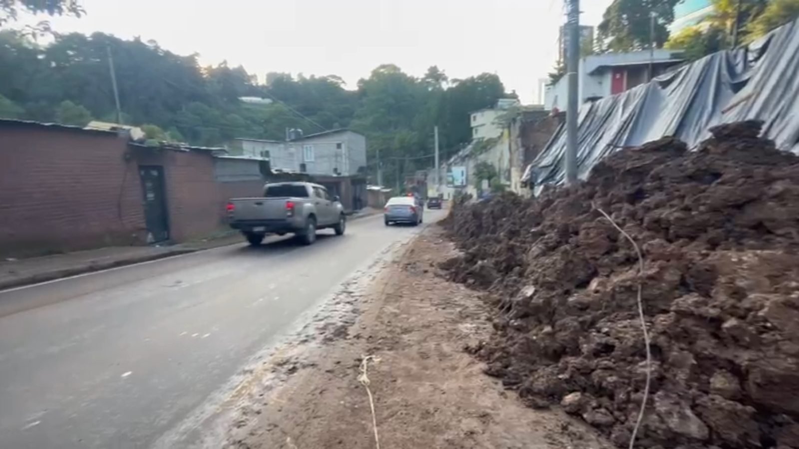 Habilitan paso parcial en Muxbal tras derrumbe en carretera