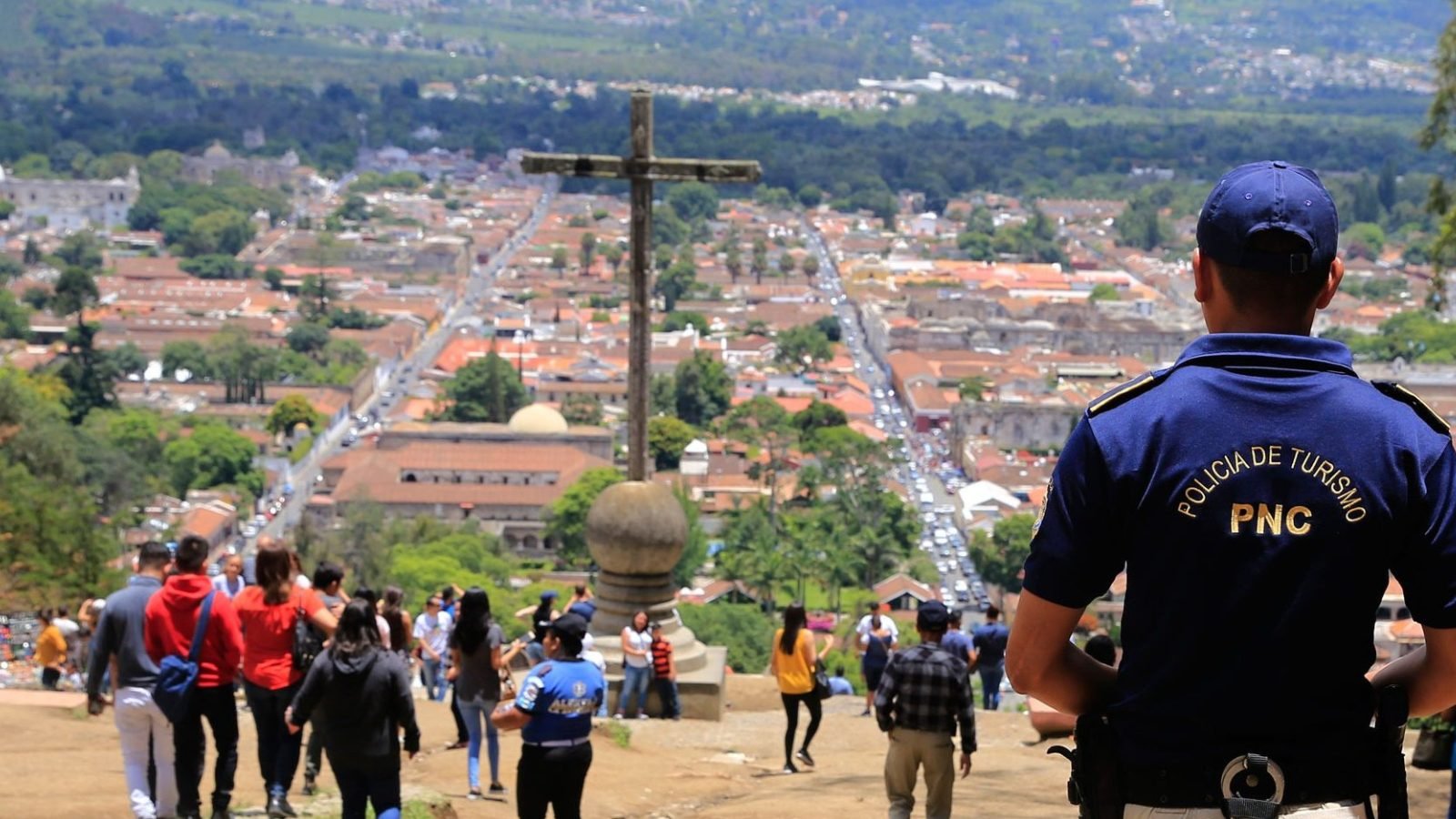 Inguat y PNC refuerzan apoyo y seguridad para turistas salvadoreños en fiestas agostinas