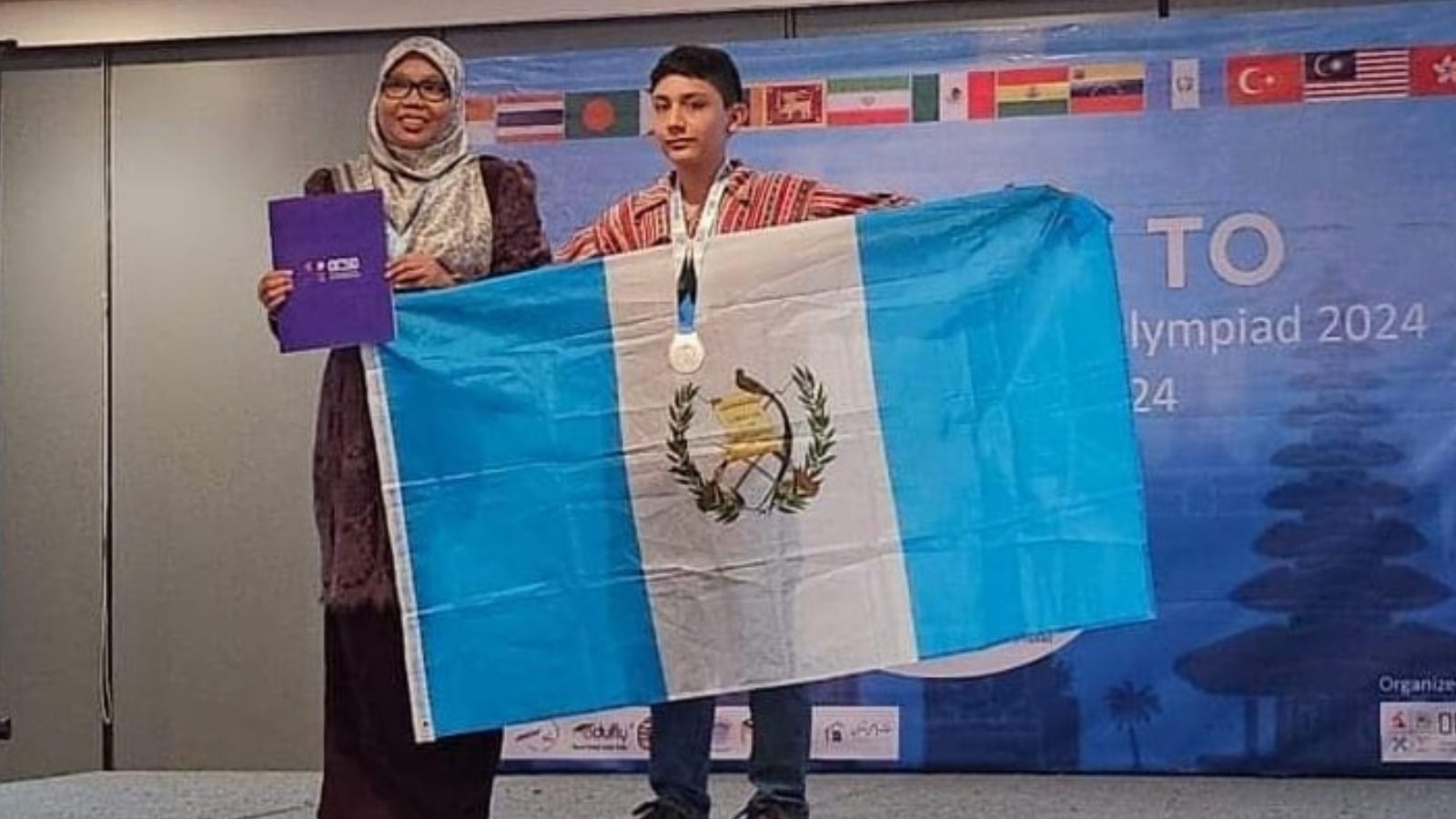 Joven guatemalteco gana medalla de plata en Olimpiadas de Matemáticas en Indonesia