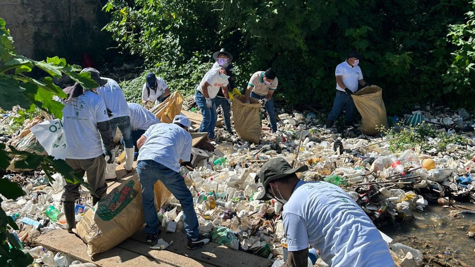 Realizaron limpieza en Tzan Arco quebrada en el Puente de Comalapa