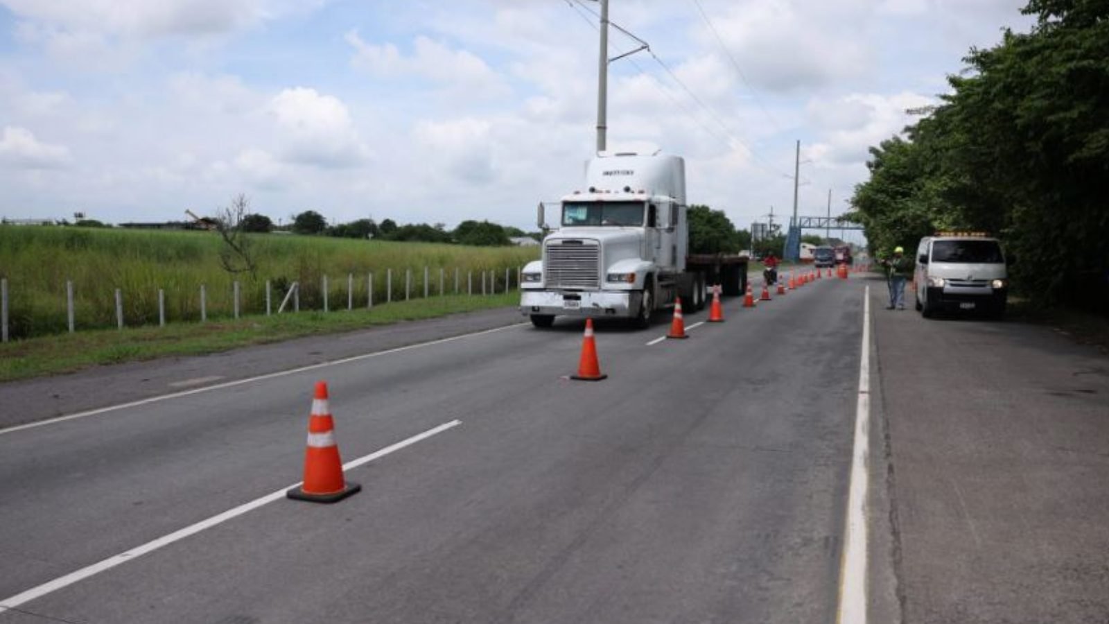 Transportistas amenazan con paro por daños en la autopista Palín-Escuintla