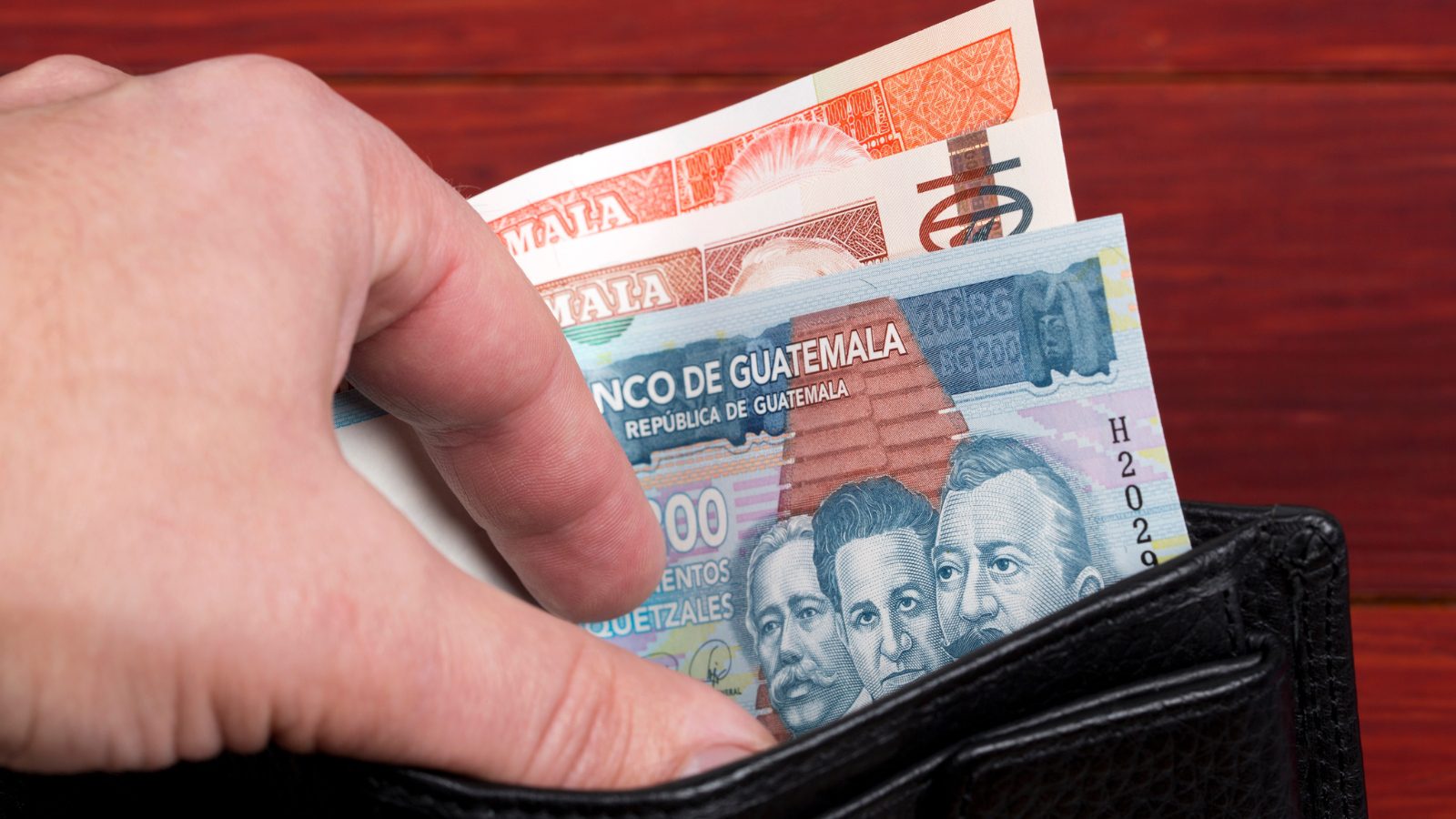 Guatemala supera los 2 mil millones de dólares en remesas durante agosto