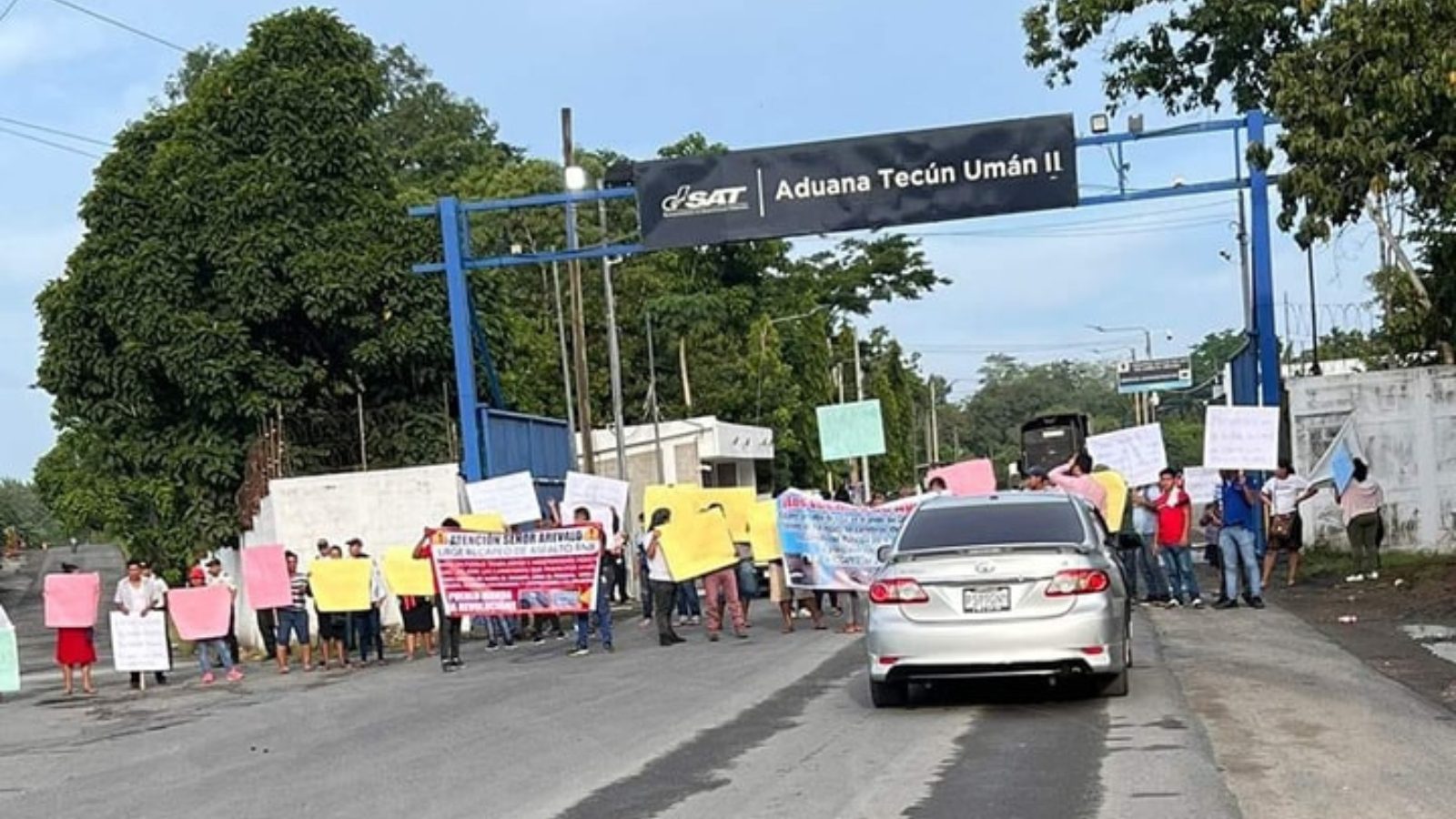 Bloqueo en Aduana Tecún Umán Comunidades exigen reparación de carreteras