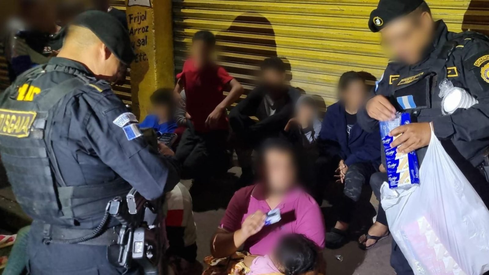 Detienen a dos traficantes de personas en Escuintla y rescatan a 54 migrantes, incluidos menores