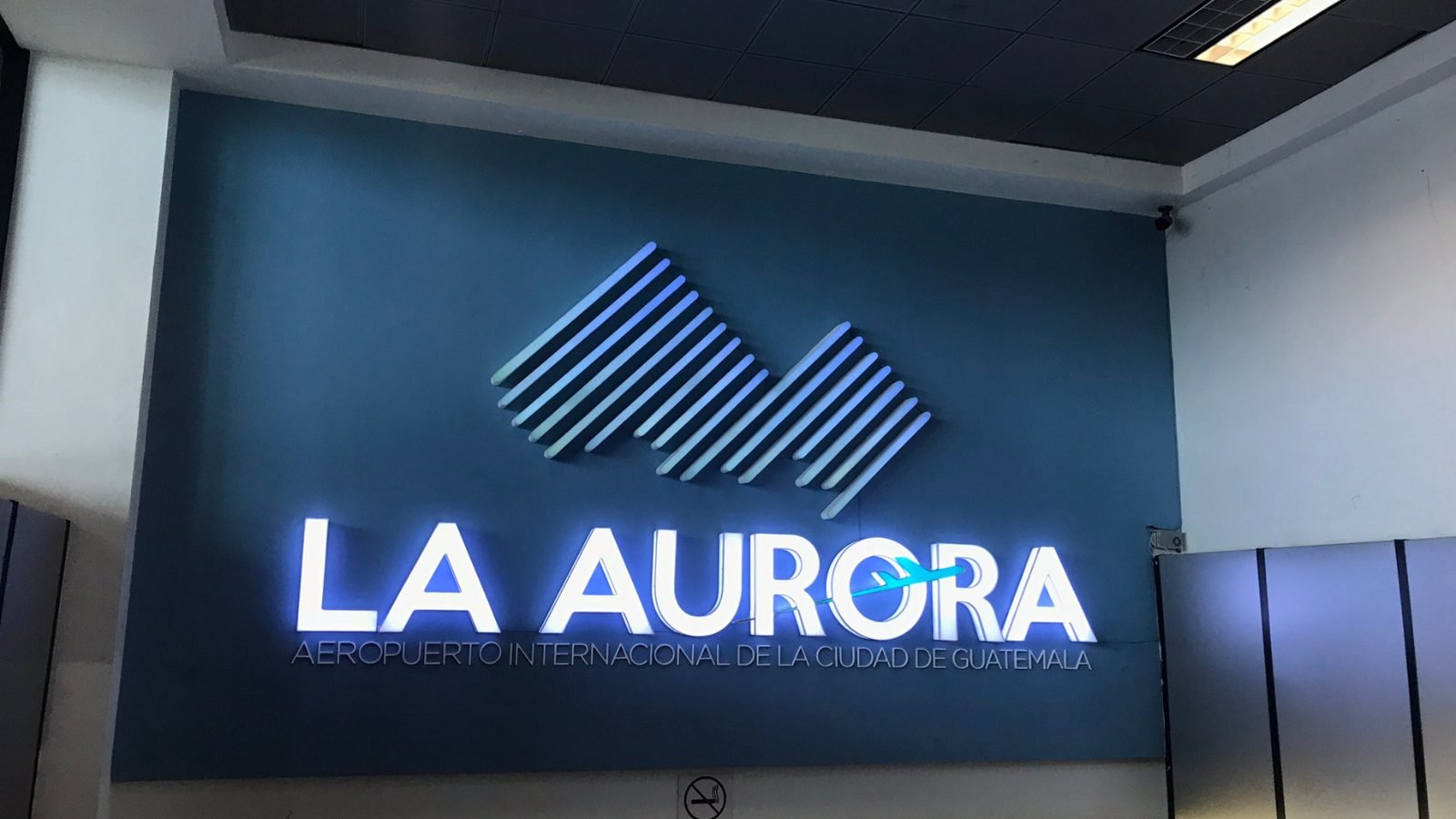 El aeropuerto La Aurora recupera espacios publicitarios tras 8 años de disputa