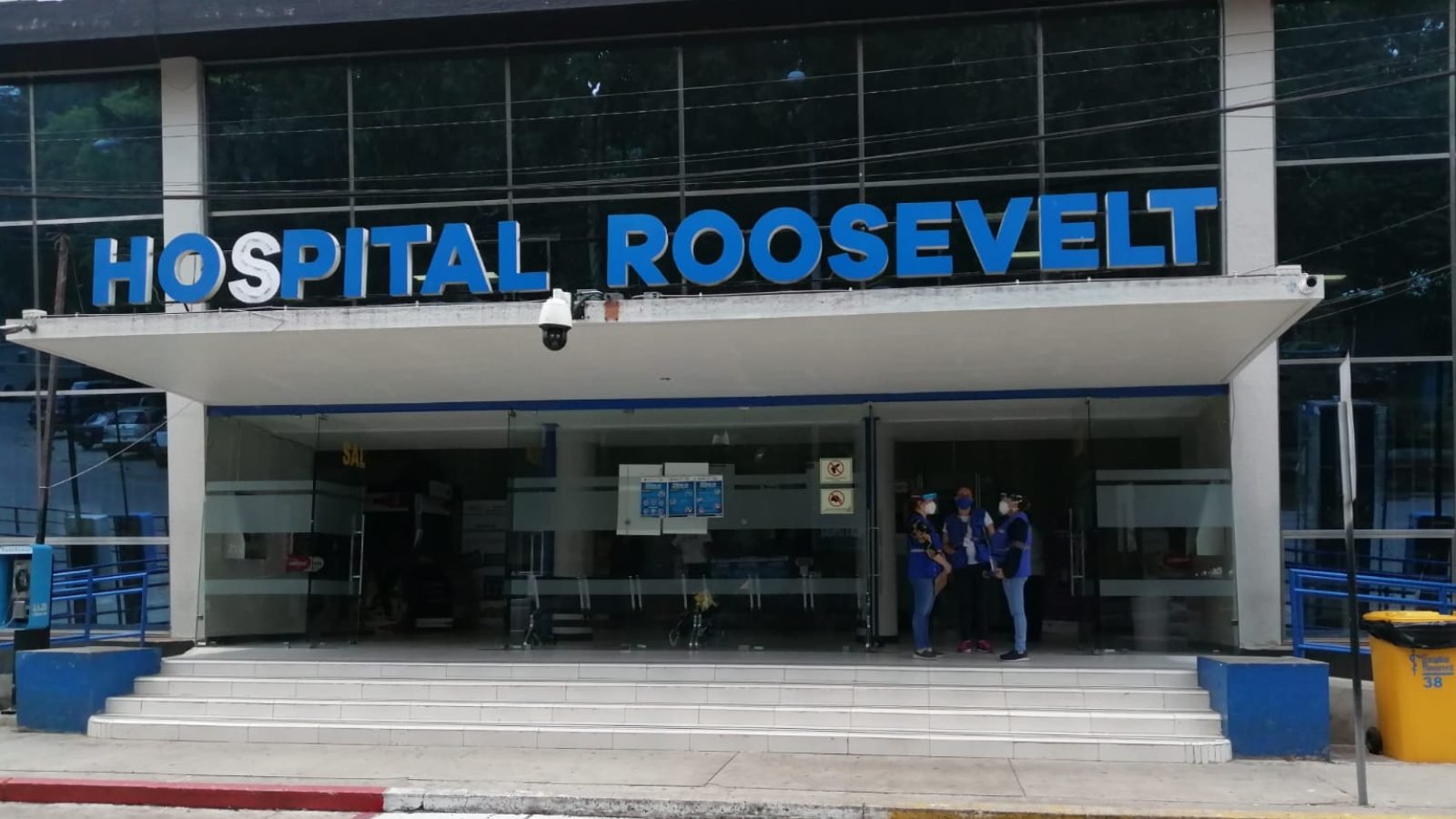 Médicos del Hospital Roosevelt piden la destitución del director Luis Chávez