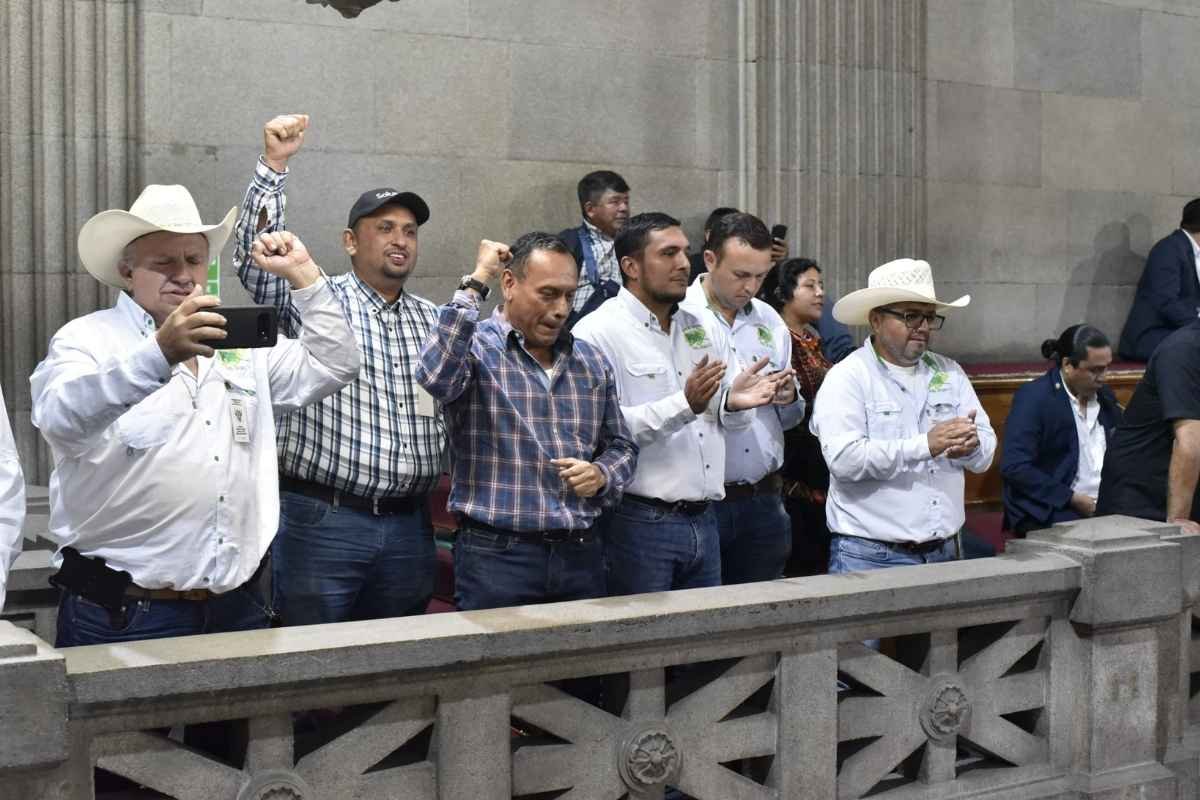 Congreso aprueba ley en beneficio de ganaderos e impone nuevo impuesto