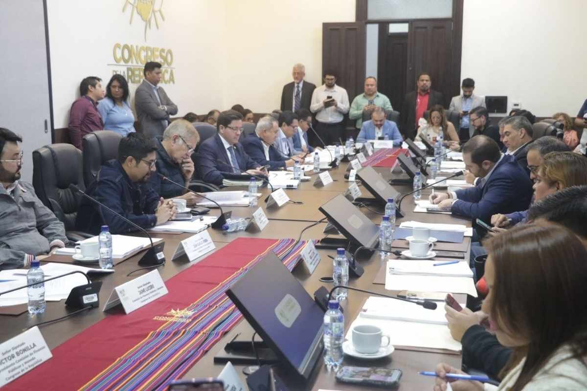 Congreso avala presupuesto 2025 y asigna Q3,500 millones para infraestructura