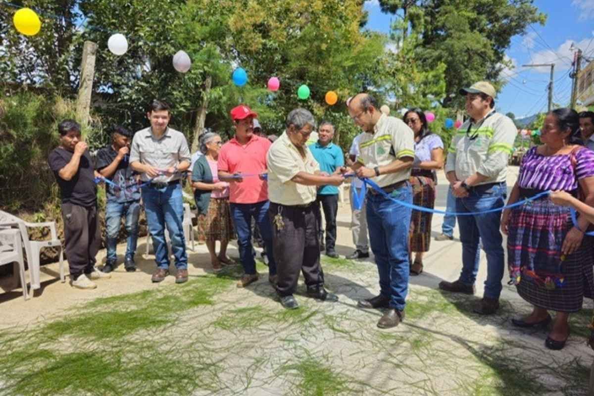 Inauguración de pavimento en San Juan Sacatepéquez Beneficio para 200 familias