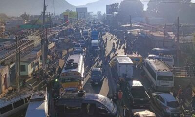 Bloqueos en carreteras por pilotos de microbuses exigen cumplimiento de subsidio