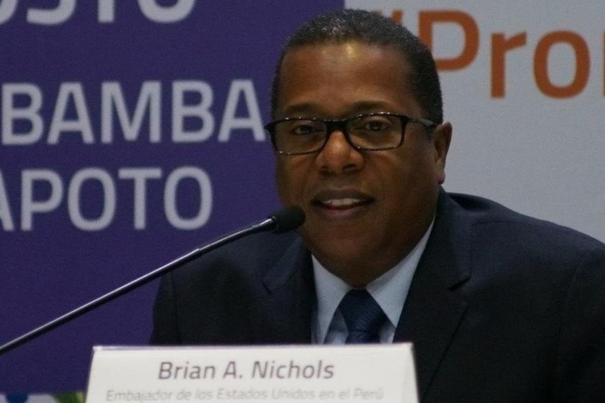 Brian A. Nichols concluye su carrera diplomática tras 36 años de servicio