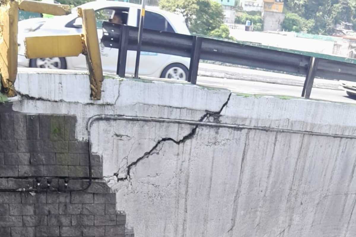 Paso a desnivel en zona 17 riesgo de colapso por daños estructurales