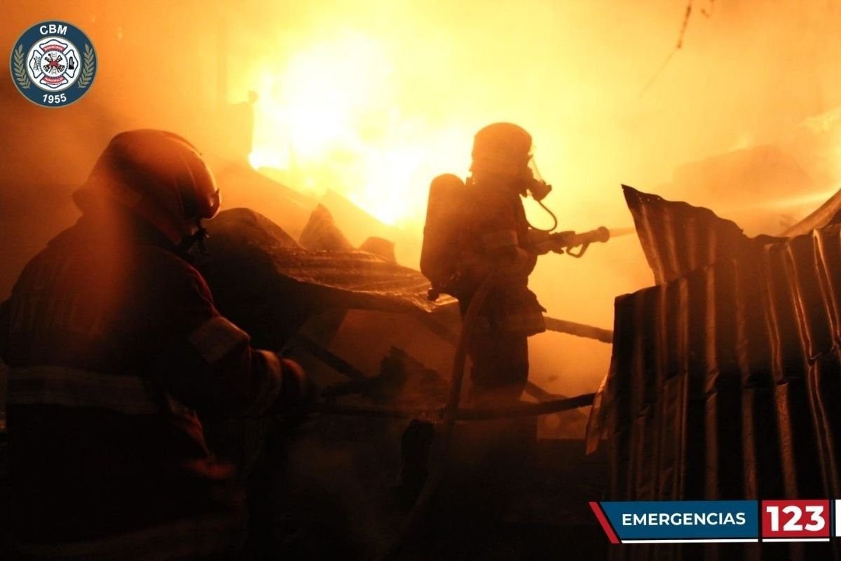 Incendio destruye taller y tienda en zona 12, Guatemala