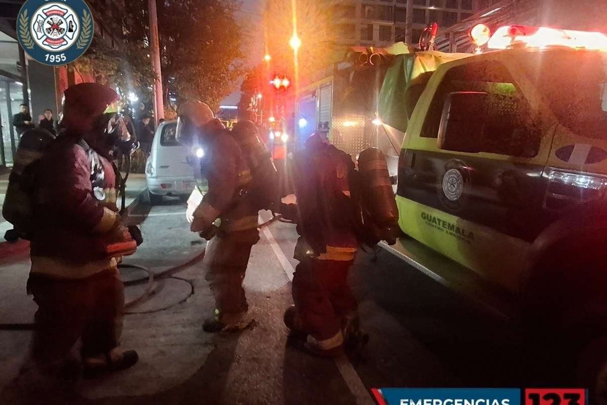 Menores y mascotas son rescatadas tras incendio de apartamentos en zona 4