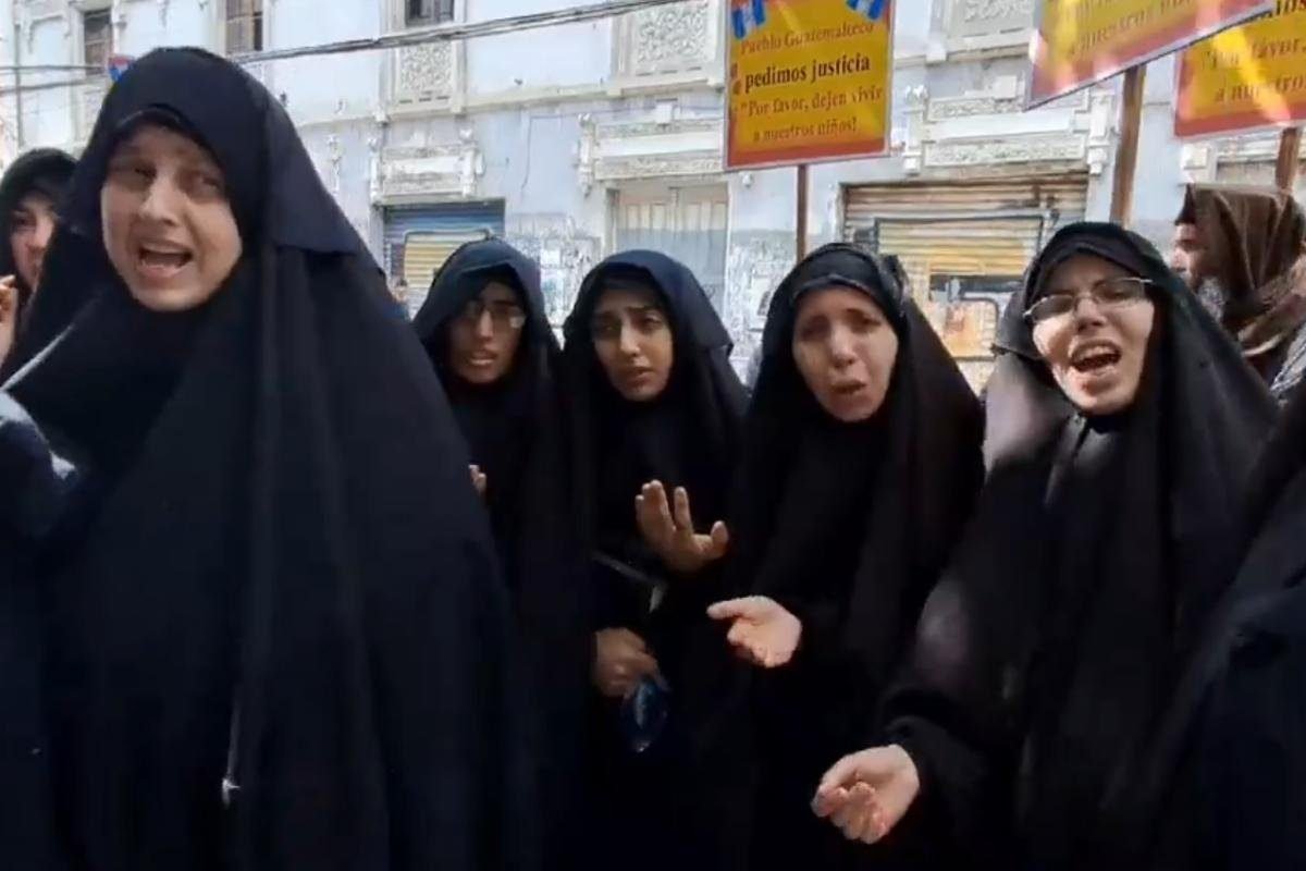 Miembros de Lev Tahor protestan frente al Congreso por resguardo de menores