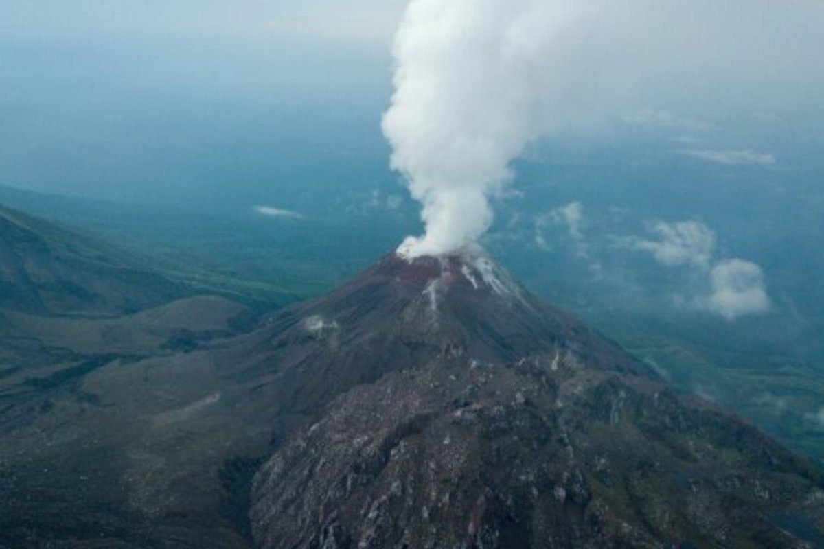 Prohíben ascensos al volcán Santiaguito por alta actividad