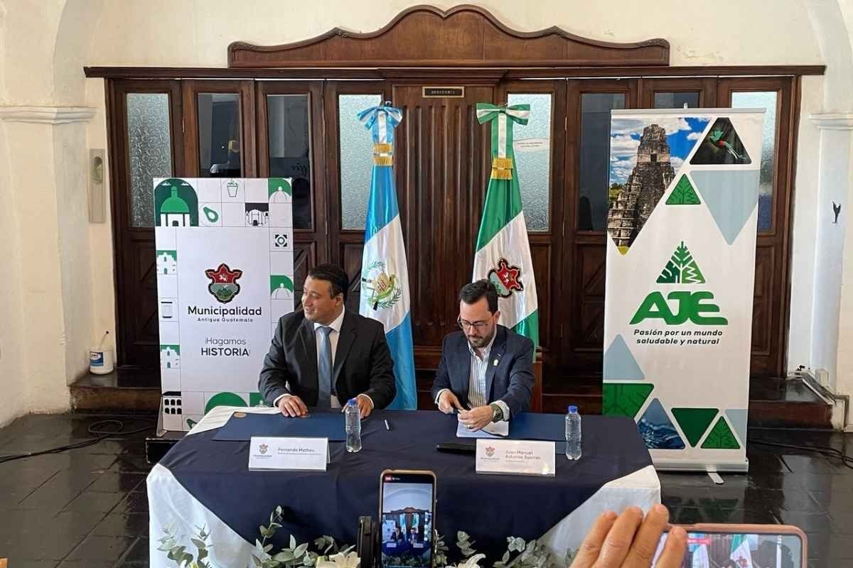 AJE y Municipalidad de Antigua firman alianza para impulsar sostenibilidad