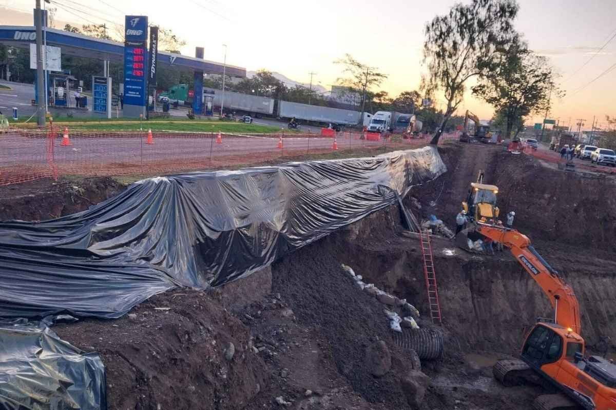 Atasco en autopista a Puerto Quetzal por hundimiento de tubería