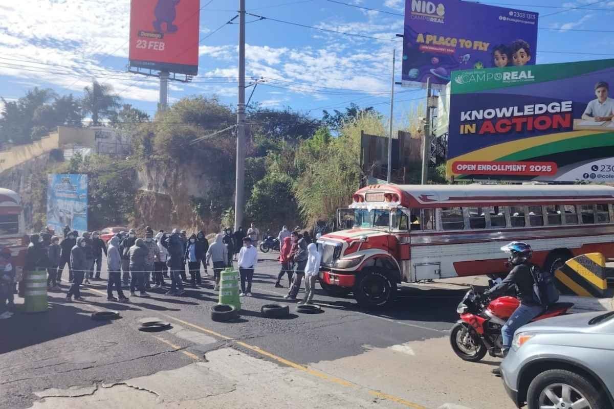 Bloqueo en San Cristóbal Pilotos de buses exigen seguridad tras ola de ataques