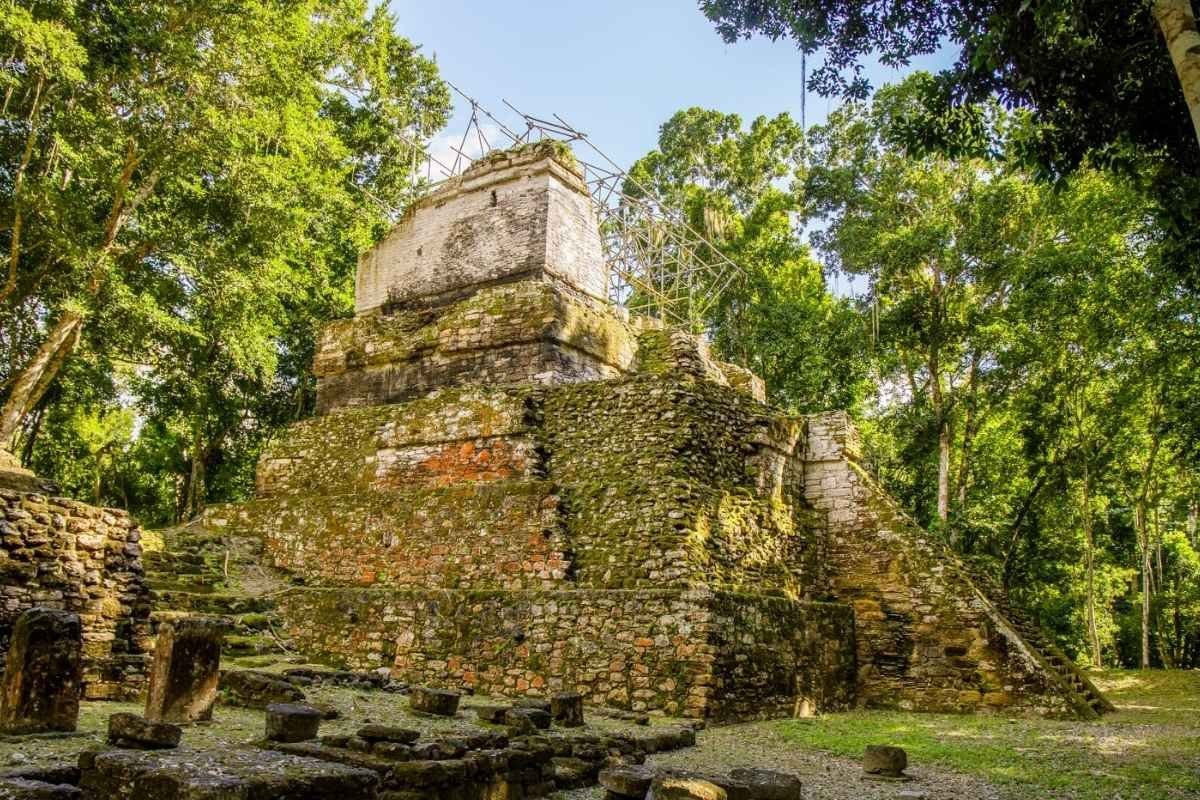 Cierran acceso a estructuras de Yaxhá por grietas en templos