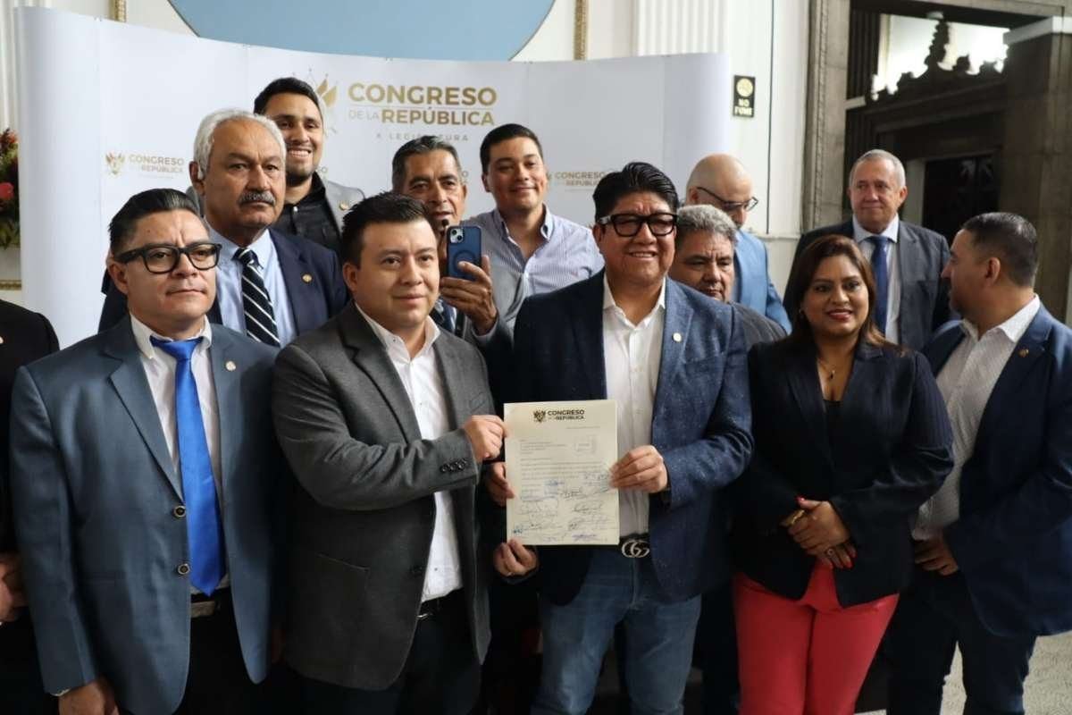 Congreso propone bono de Q2 mil para migrantes retornados de EE.UU.