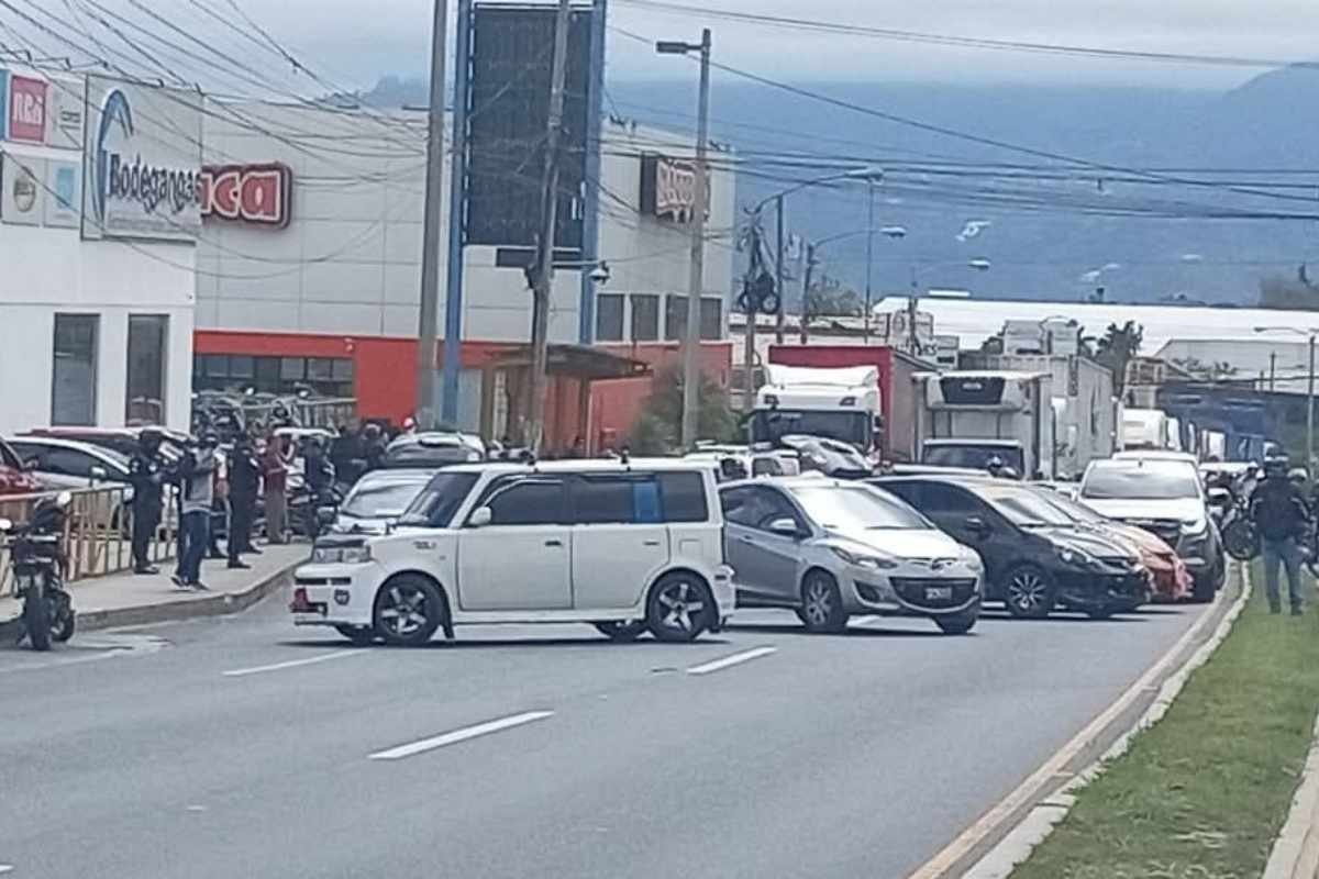 Conductores bloquean carreteras en rechazo al seguro obligatorio