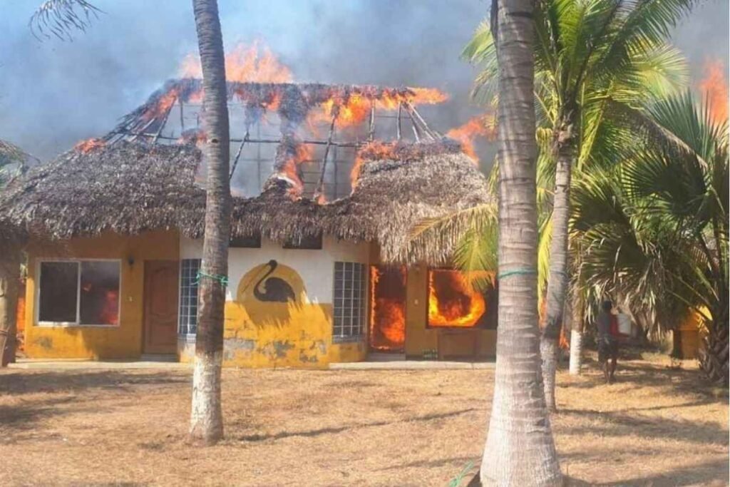 Tragedia en El Paredón: incendio consume locales comerciales y viviendas