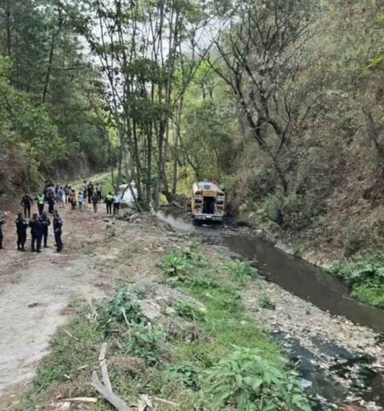 Otro bus accidentado choca con motoristas y cae a hondonada