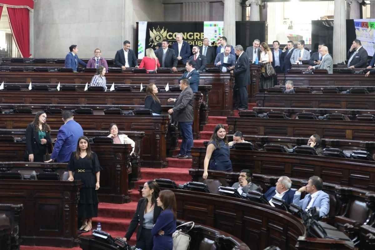 Presentan amparos contra incremento de salario en el Congreso