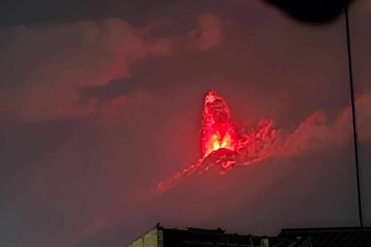 Volcán de Fuego en erupción evacuaciones y suspensión de clases