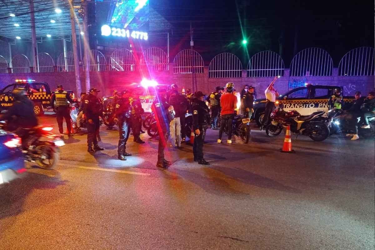Multan a 113 motociclistas por caravana ilegal en Ciudad de Guatemala