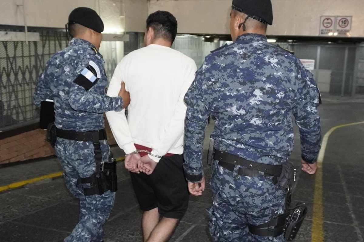 Capturan a sujeto en el Aeropuerto Internacional La Aurora con más de 100 celulares ocultos en su equipaje