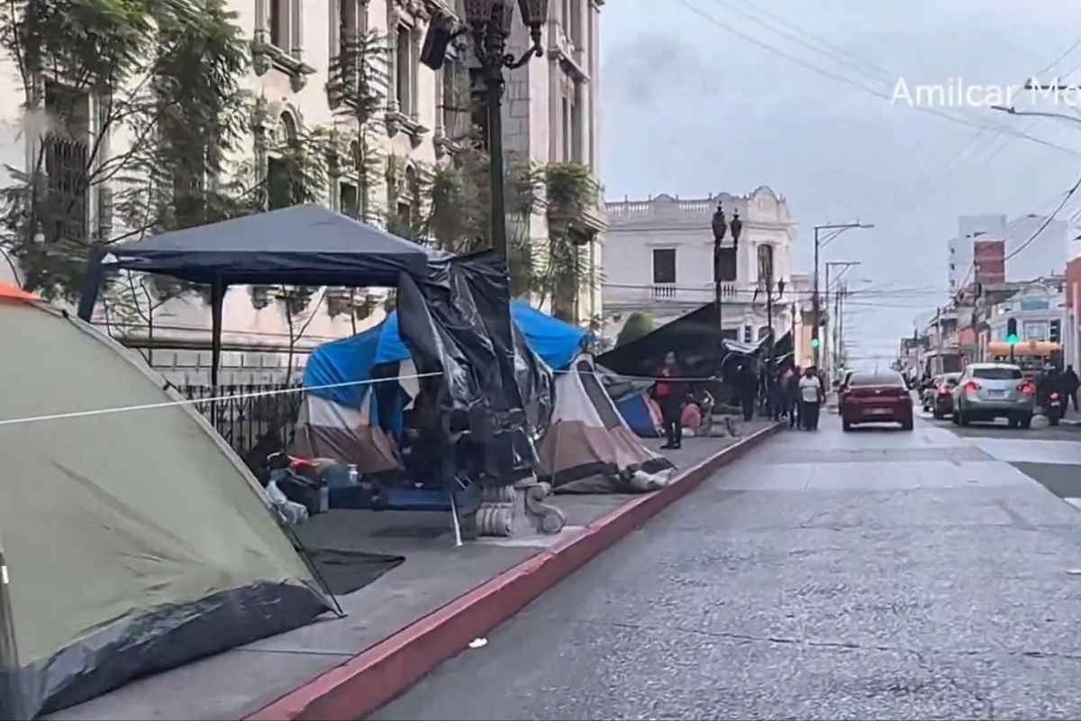 Maestros acampan en protesta y Gobierno anuncia sanciones