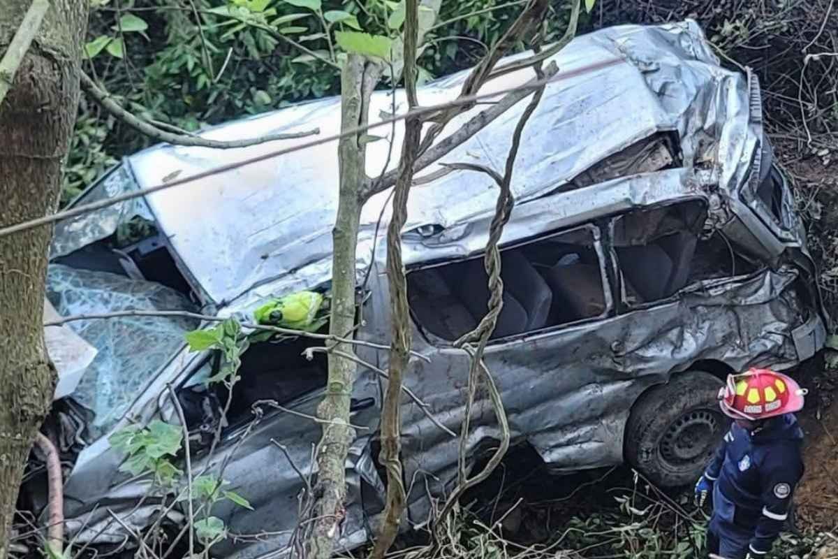 Microbús sin registro deja 11 salubristas heridos en Chimaltenango
