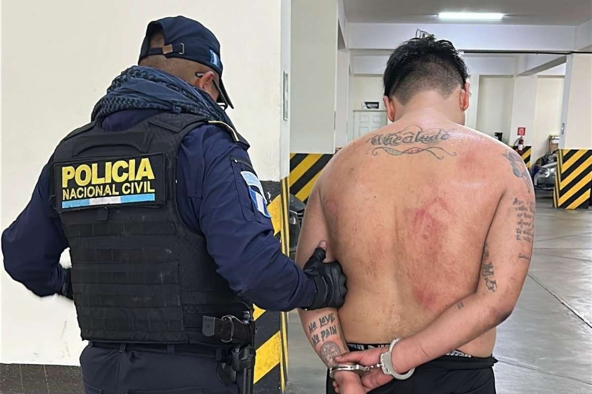 PNC detalla Hombre armado se atrinchera en iglesia tras persecución en Bárcenas