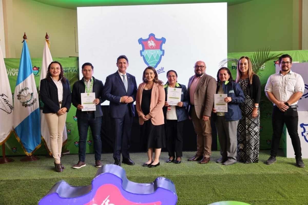 97 líderes de la Municipalidad de Guatemala se gradúan en programa de la Fundación Carlos F. Novella