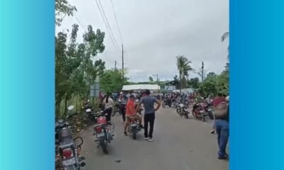 Comunitarios bloquen paso en Livingston y afecta tránsito hacia Petén