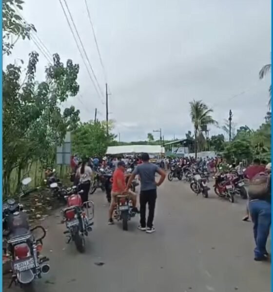 Comunitarios bloquen paso en Livingston y afecta tránsito hacia Petén