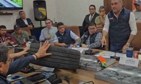 Diputado lanza llanta frente a ministro en protesta por estado de carreteras