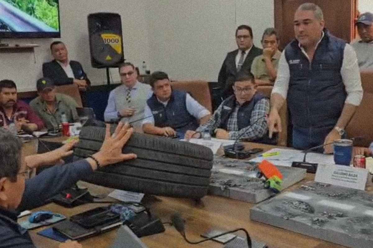 Diputado lanza llanta frente a ministro en protesta por estado de carreteras