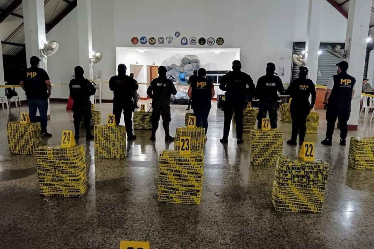 Incautan 1,500 paquetes de cocaína en embarcación del Pacífico