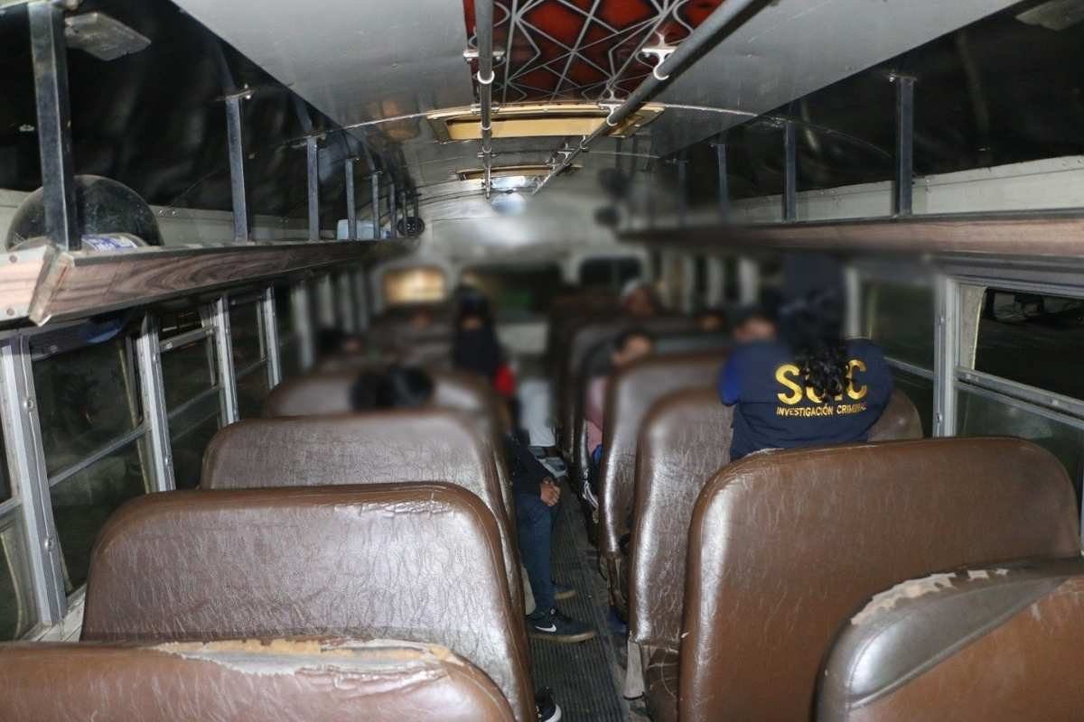 Interceptan autobús con migrantes en Retalhuleu; piloto detenido