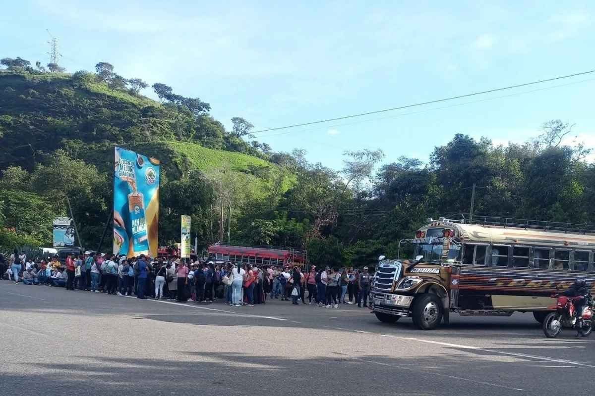 Maestros paralizan vías por tercera vez