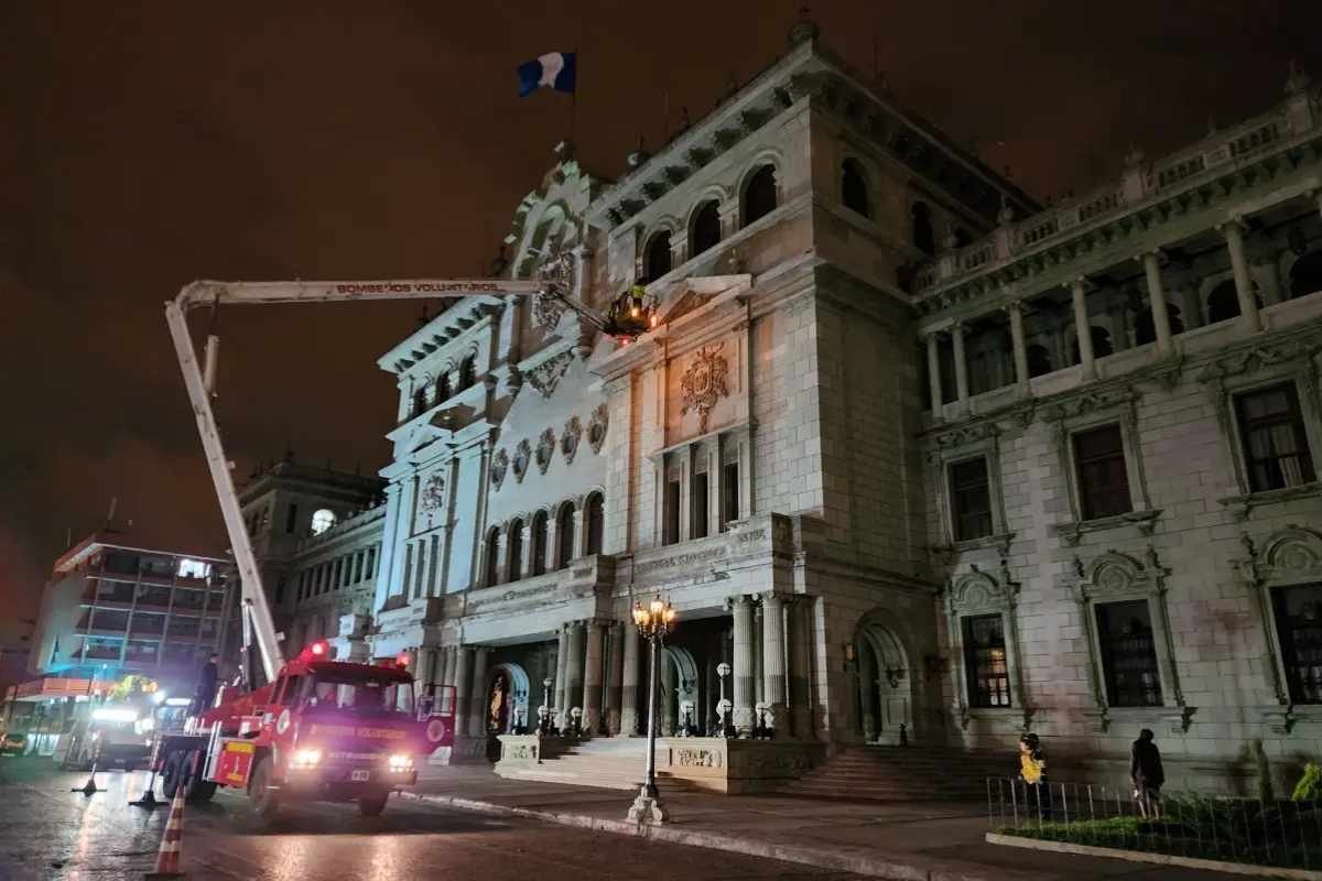 Rescate en la cornisa así salvaron a un hombre en el Palacio Nacional