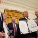 Trump firma dura ley antidrogas y acusa a México de estar “dominado por los cárteles”