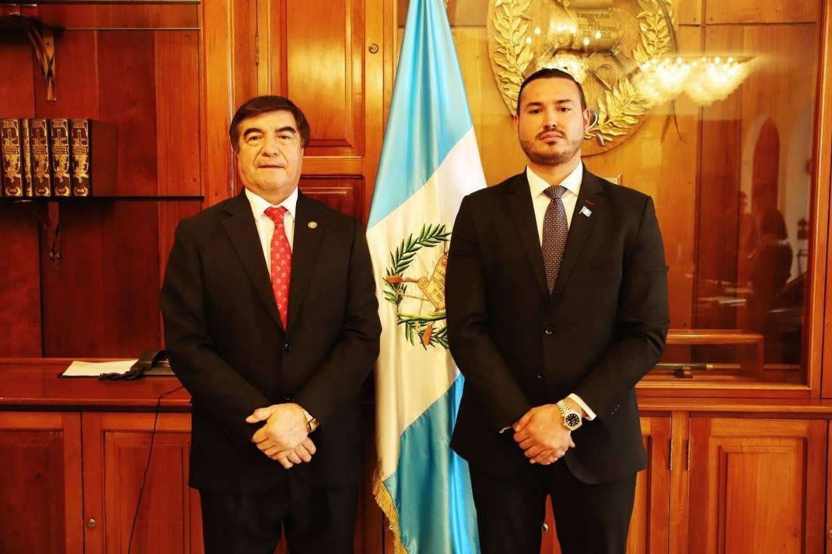 Cifuentes juramenta a nuevo secretario de la CSJ en acto privado