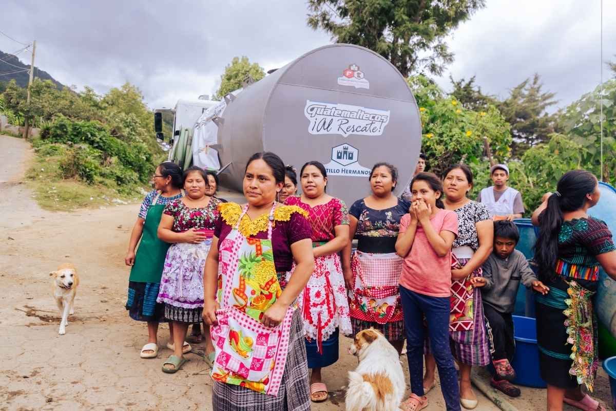 Fundación Castillo Córdova distribuye agua a familias afectadas por falta del servicio en Santa María de Jesús