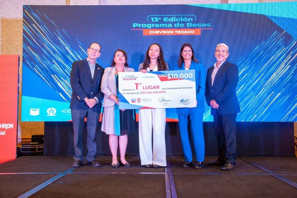 Jóvenes guatemaltecos reciben más de US$34 mil en becas universitarias