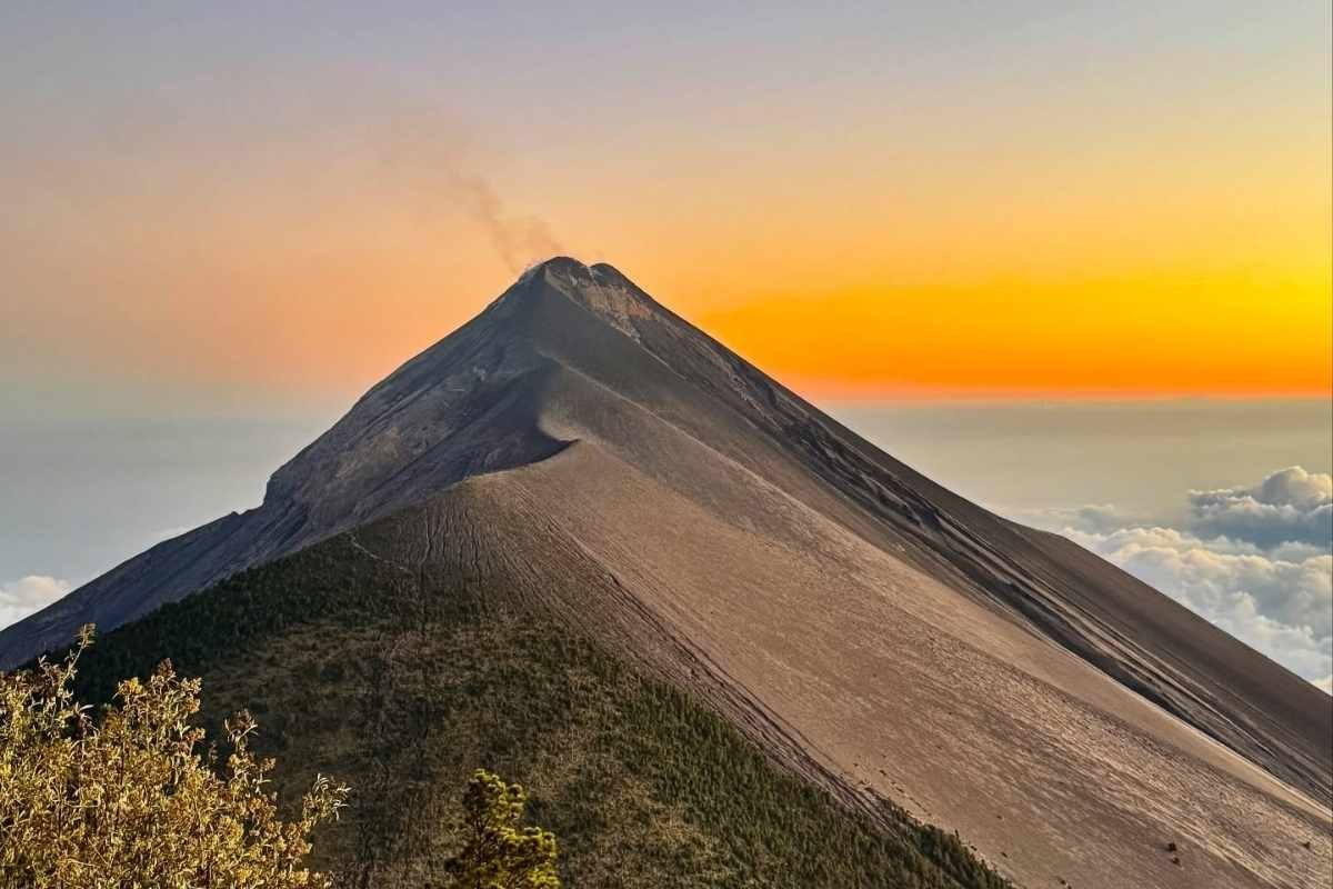 Restricciones continúan en el Volcán Acatenango por riesgo sísmico